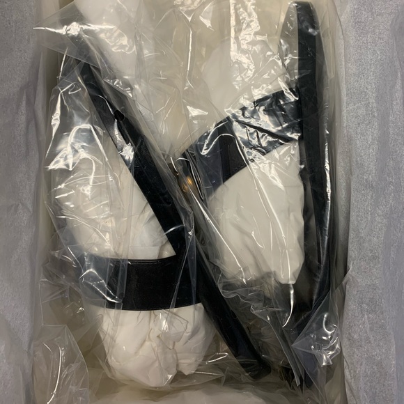 **SOLD** Gucci Leather Thong Sandal with Double G - Picture 6 of 12